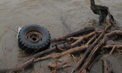 Immigrant dies on floating tyre Immigrant dies on floating tyre