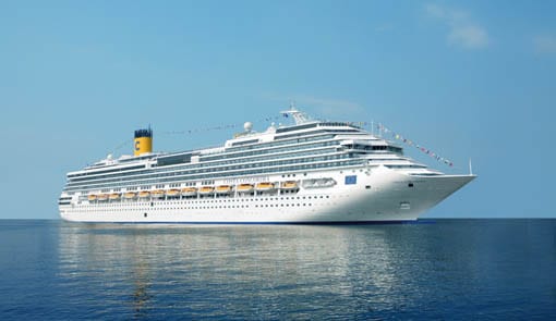 Cruise ship does a U-turn Cruise ship does a U-turn
