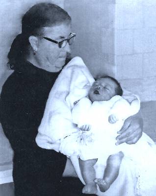 Search for Spain’s ‘lost babies of Franquismo’ thumbnail