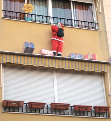 Santa versus the Three Kings Santa versus the Three Kings