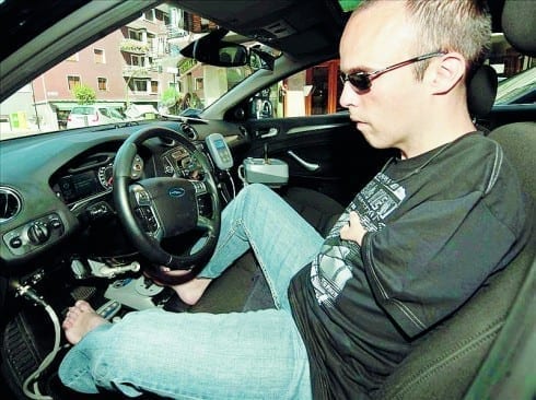 Armless Spanish driver takes driving test steering with his feet Armless Spanish driver takes driving test steering with his feet