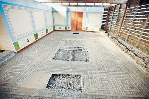‘Barbarians’ hack up Roman mosaic ‘Barbarians’ hack up Roman mosaic