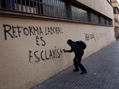 Spain cuts budget by 27 billion euros Spain cuts budget by 27 billion euros