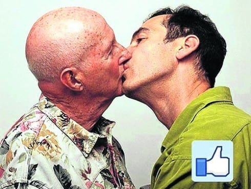 Facebook removes Spanish gay kiss Facebook removes Spanish gay kiss