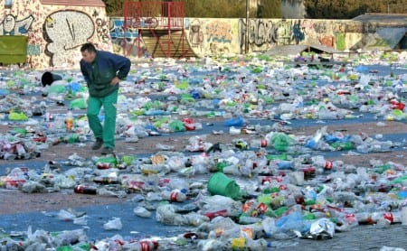 49 tonnes of rubbish left after annual ‘botellon’ 49 tonnes of rubbish left after annual ‘botellon’