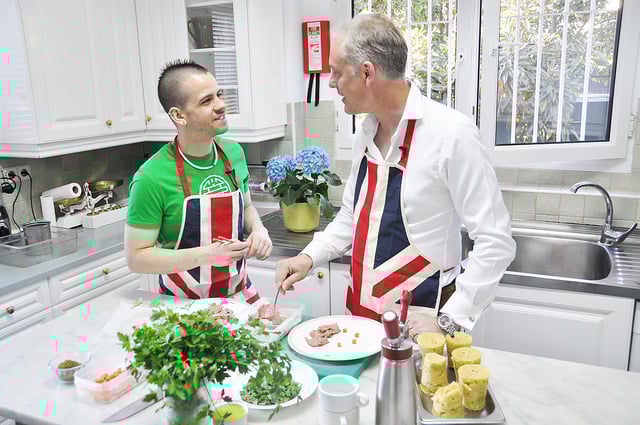 VIDEO: Spanish celebrity chef roasts beef with the British ambassador in Madrid VIDEO: Spanish celebrity chef roasts beef with the British ambassador in Madrid