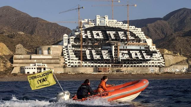 Greenpeace shouts its message to the Algarrobico hotel louder than ever before Greenpeace shouts its message to the Algarrobico hotel louder than ever before