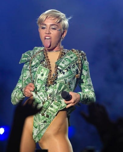 Miley Cyrus gives herself a wedgie in Madrid Bangerz tour Miley Cyrus gives herself a wedgie in Madrid Bangerz tour