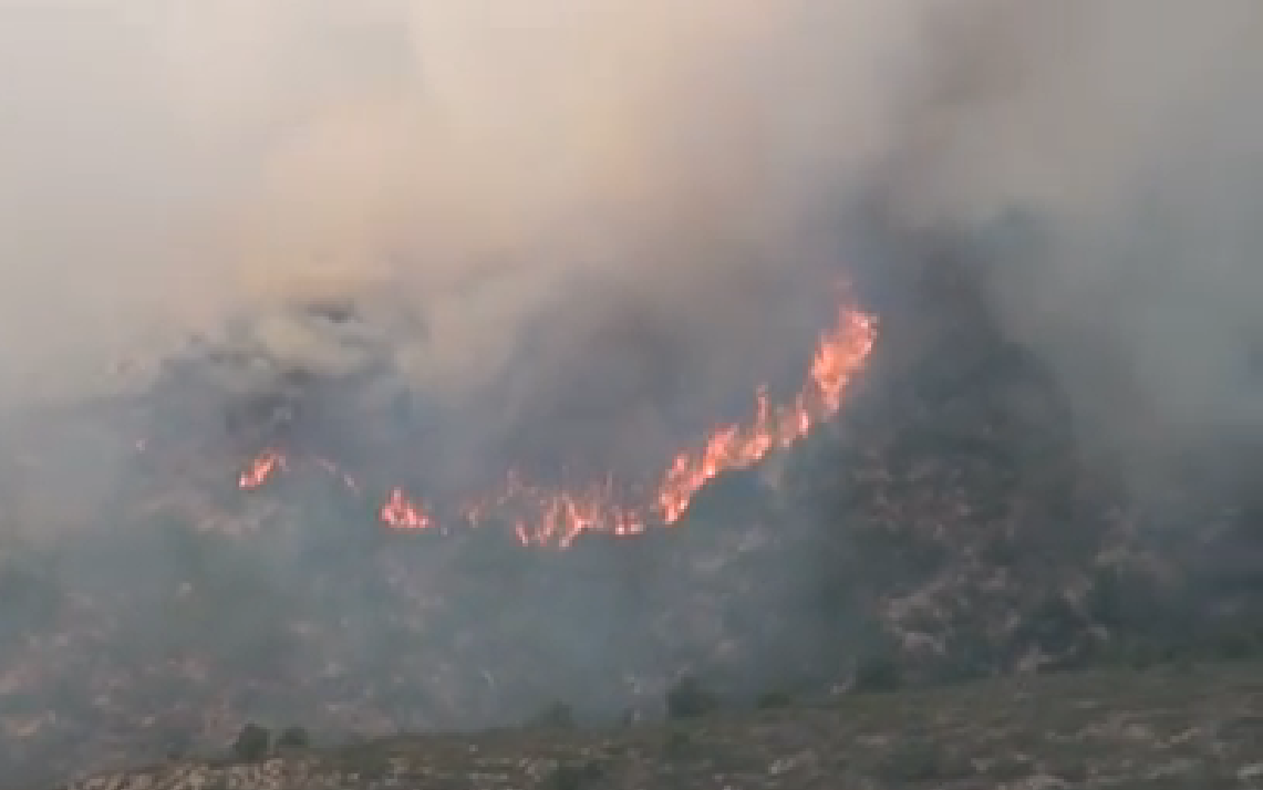 Forest fire near Tivissa rages on since Sunday Forest fire near Tivissa rages on since Sunday