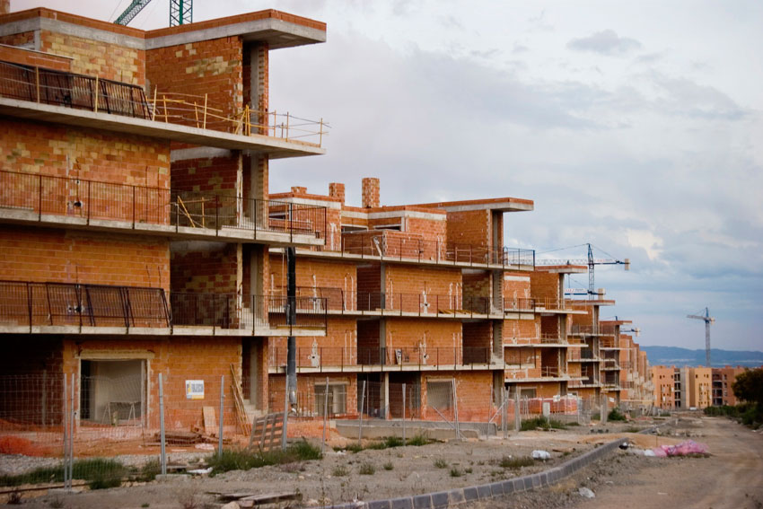Poverty-stricken families make new homes of Spain’s abandoned holiday flats Poverty-stricken families make new homes of Spain’s abandoned holiday flats