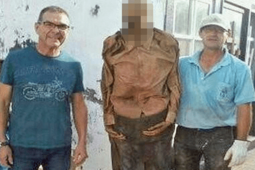 Gravedigger takes selfie with mummified corpse near Alicante Gravedigger takes selfie with mummified corpse near Alicante