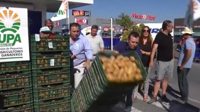 Farmers dump thousands of potatoes outside Granada Carrefour in Russian protest Farmers dump thousands of potatoes outside Granada Carrefour in Russian protest