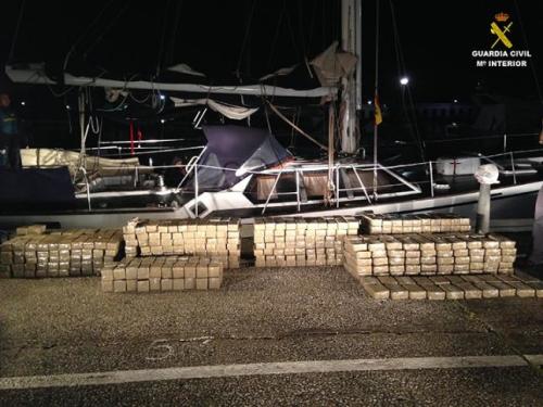 Drug network dismantled after Guardia Civil seize 980kg of hashish on sailboat at La Duquesa Drug network dismantled after Guardia Civil seize 980kg of hashish on sailboat at La Duquesa