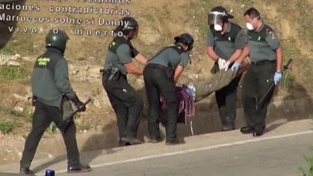 VIDEO: Spanish police beat an African migrant in Melilla before carrying him unconscious back to Morocco VIDEO: Spanish police beat an African migrant in Melilla before carrying him unconscious back to Morocco
