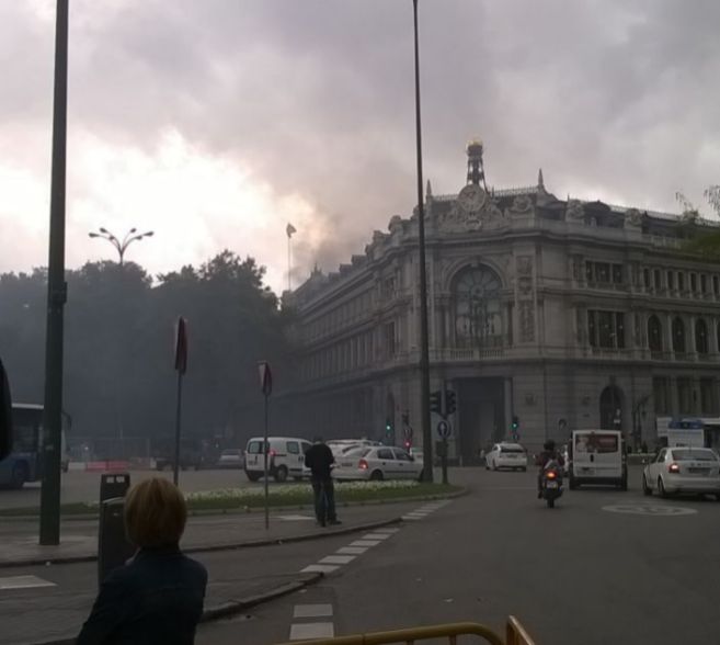 Bank of Spain bursts into flames, with three injured in the blaze Bank of Spain bursts into flames, with three injured in the blaze