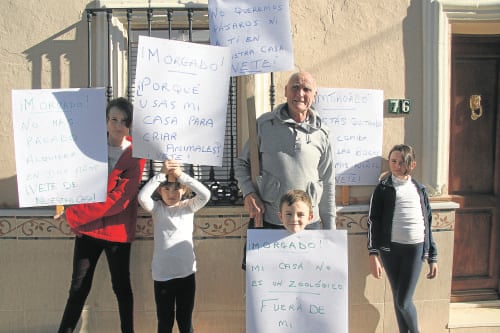 Expat landlord holds protest against tenant who hasn’t paid rent for years Expat landlord holds protest against tenant who hasn’t paid rent for years