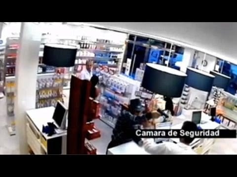VIDEO: Spectacular failure of trilby-wearing gunman in Sevilla pharmacy hold-up VIDEO: Spectacular failure of trilby-wearing gunman in Sevilla pharmacy hold-up