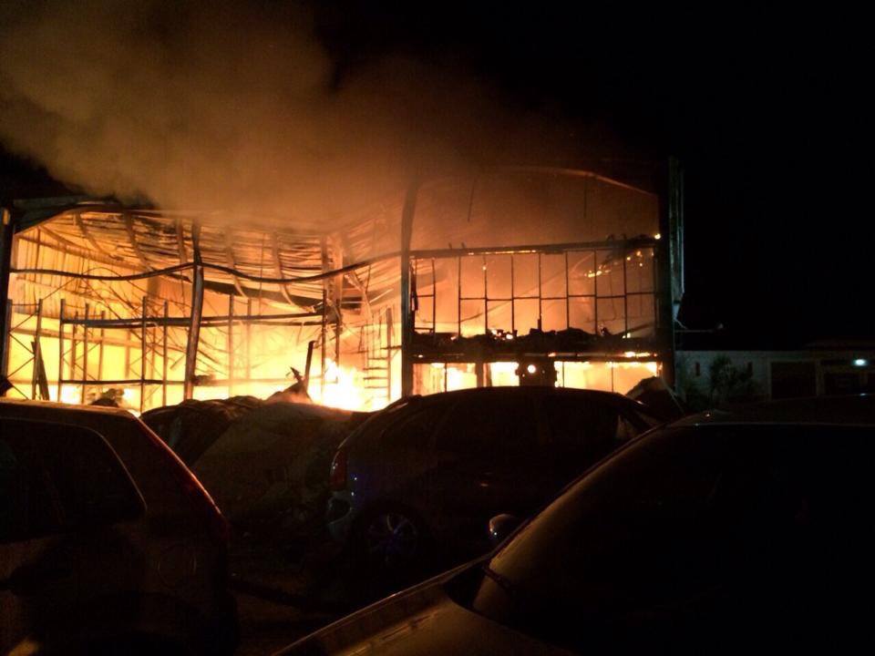 Mijas firefighters battle used car warehouse inferno Mijas firefighters battle used car warehouse inferno