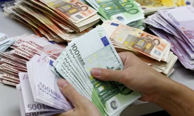 Nigerian tissue seller discovers €16,000 in a forgotten suitcase in Sevilla Nigerian tissue seller discovers €16,000 in a forgotten suitcase in Sevilla