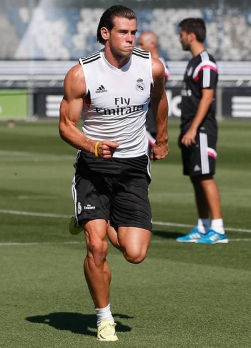Gareth Bale attributes his bulging biceps to his golf swing Gareth Bale attributes his bulging biceps to his golf swing
