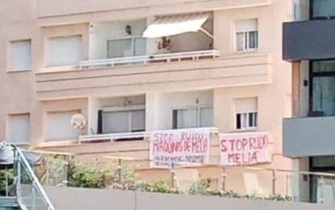 Balcony banner protesting noise from the Meliá