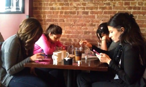 girls on their phone e