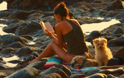 Woman reading at the beach  e