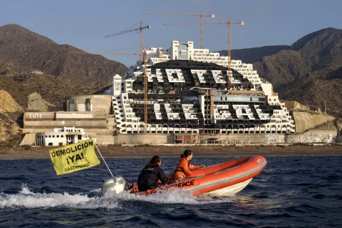 Otro revés legal impide la demolición del icónico hotel El Algarrobico en Almería, España