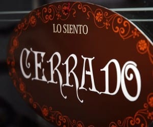 SIGN OF THE TIMES: Cerrado | Closed