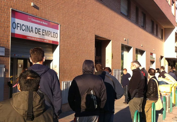 EU training spaniards queue outside unemployment office data