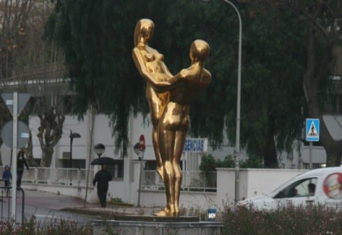 Gold statue e