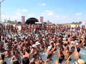 A pool party in Arenal