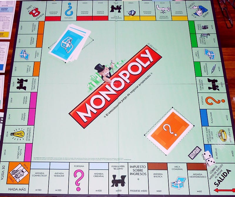 Монополия железная дорога. Monopoly игра 3д. Подставка для монополии. Перейдите на детскую площадку монополия. Перейдите на детскую площадку монополия.