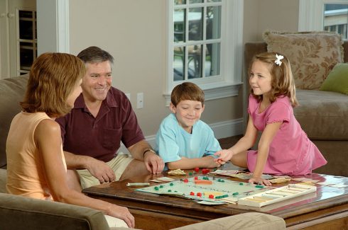 800px Family_playing_a_board