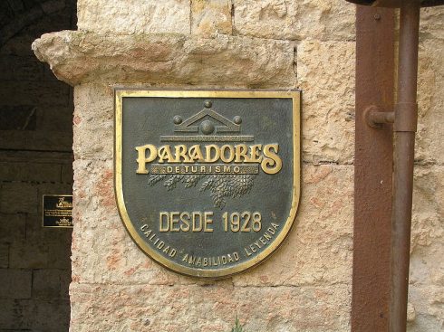 800px Emblema_de_paradores_de_turismo_en_la_puerta_del_parador_establecido_en_el_castillo_de_enrique_ii