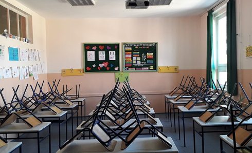 800px Empty_classroom_2020