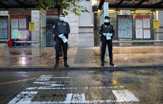 La_policia_entrega_mascarillas_en_valencia_foto_efe_004