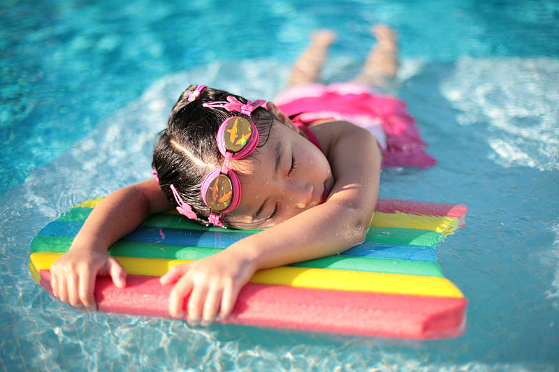 800px Girl_with_styrofoam_swimming_board