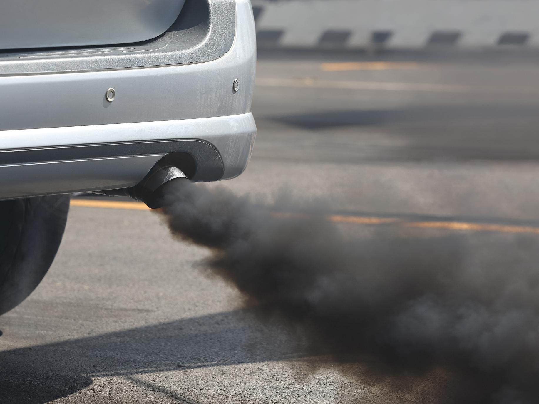 Выбросы двигателей автомобиля. Выхлопы автомобилей. Чёрный дым из выхлопной трубы. Загрязнение автомобилями. Выхлопные ГАЗЫ автомобилей.