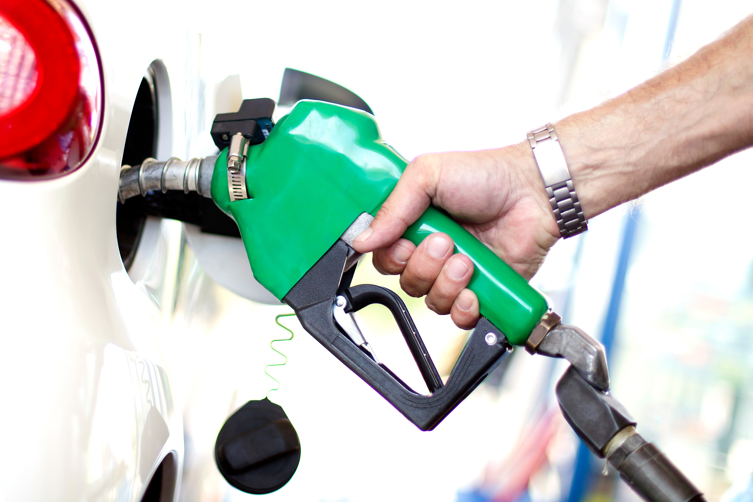 El precio de la gasolina sube a máximos históricos en España: dos euros el litro