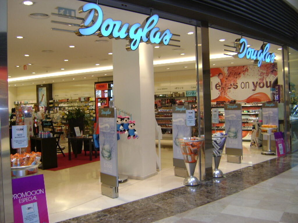 Oxido Llevar Cinco Douglas perfume chain in Spain to close 103 shops as online sales rise -  Olive Press News Spain