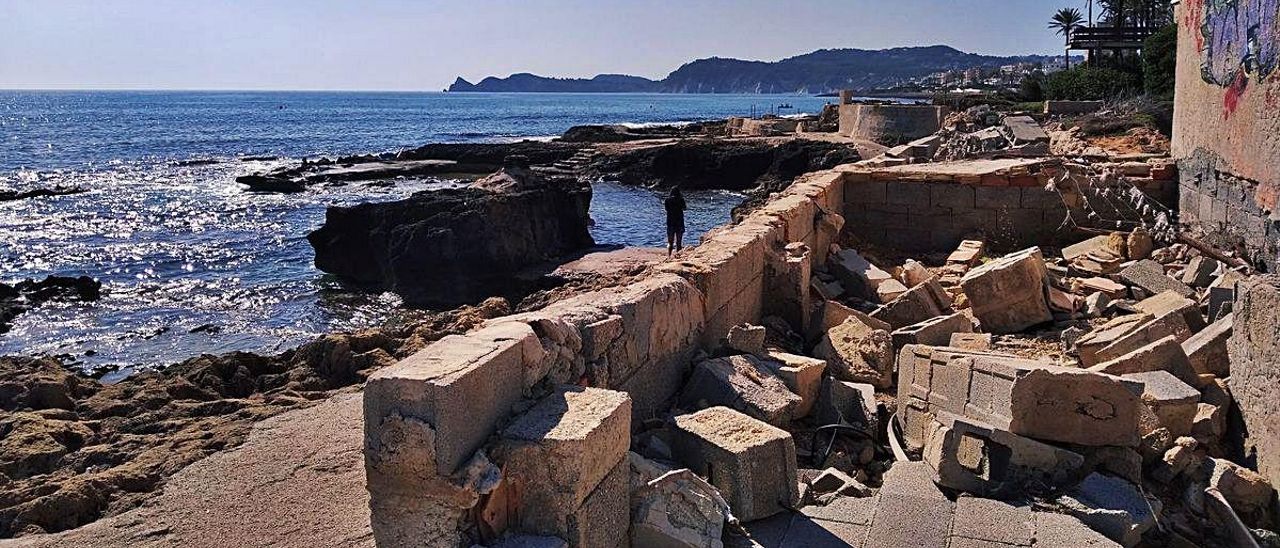 Unfettered Coastline Access Being Restored After Owners Of Francoist Villa Finally Clean Up Rubble On Spain's Costa Blanca