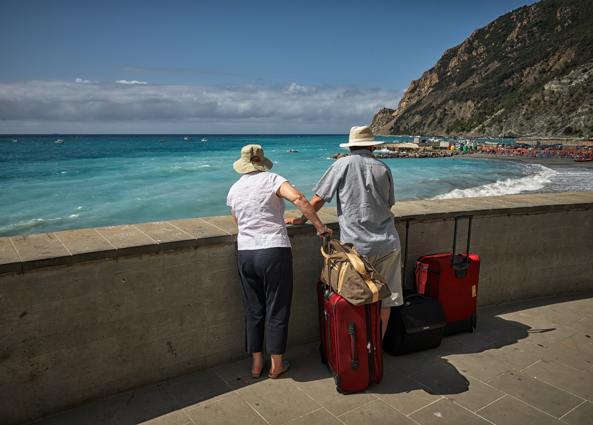 Expat beach in Spain with suitcases Vidar Nordli Mathisen /Unsplash