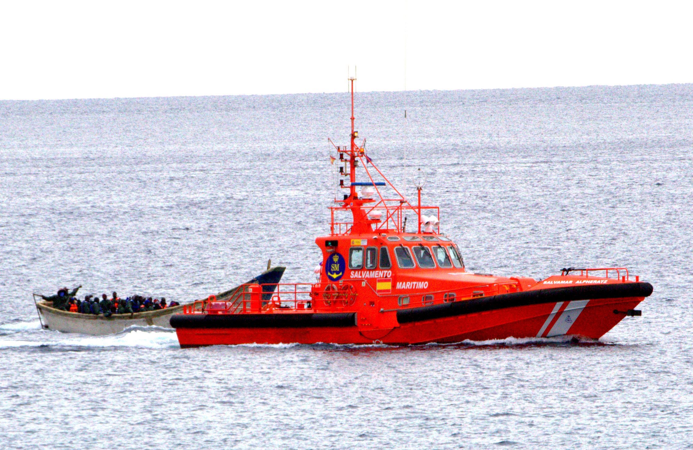 migrants rescue lifeboat canary islands Photo: Cordon Press