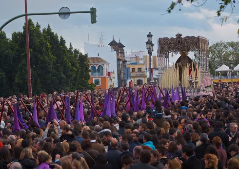 Incienso Durante La Semana Santa En Sevilla. Fotos, retratos, imágenes y  fotografía de archivo libres de derecho. Image 73190069