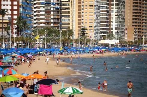 La canicule sur la Costa Blanca espagnole fait sortir des visiteurs respectueux des lois qui ont suivi les règles de sécurité COVID