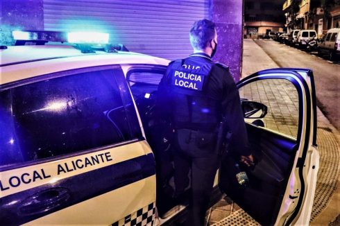 Police in Alicante stop a car with two young tourists riding in the boot during their holiday in Spain