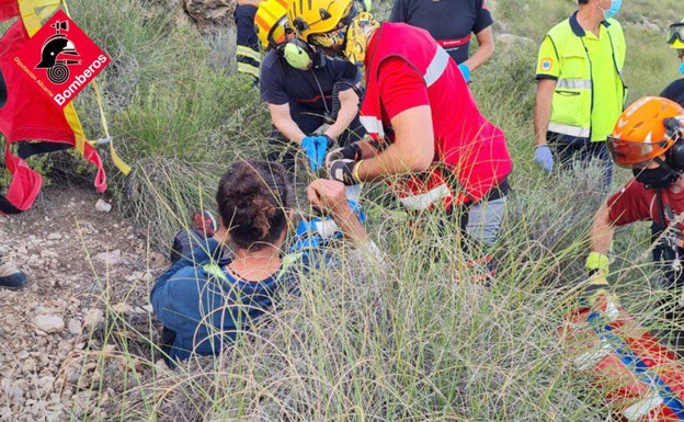 A Male Paraglider Escaped With Just A Possible Ankle Fracture And Wounded Pride After Crashing Yesterday Evening(june 14) On The Murcia Alicante Province Border.