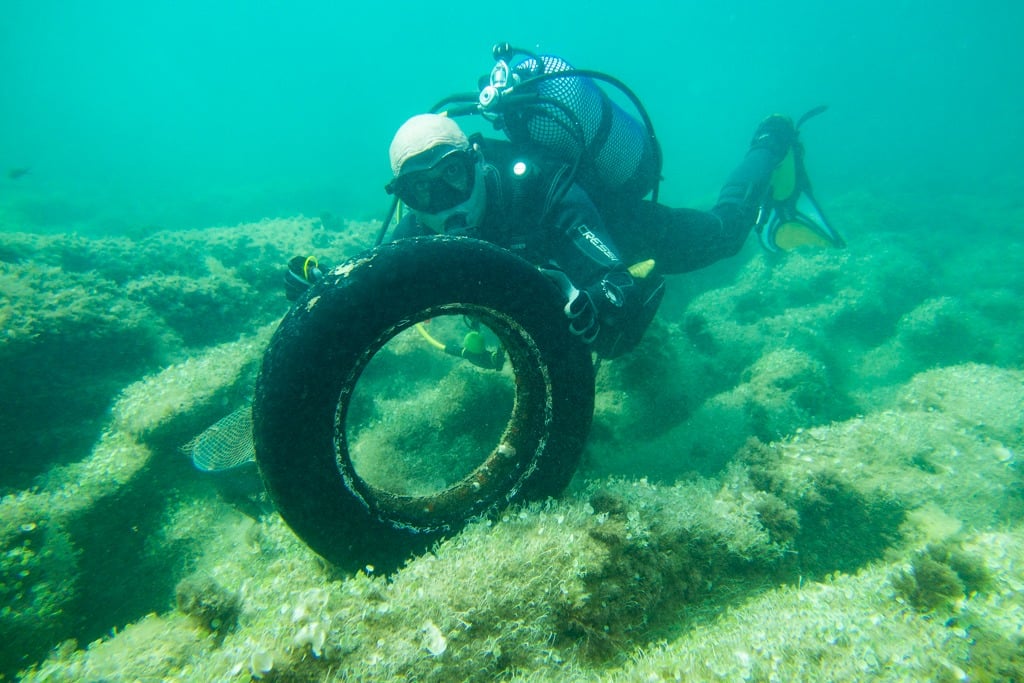 Divers Fish Out 53 Tyres From Just One Area Of The Costa Blanca Sea In Spain