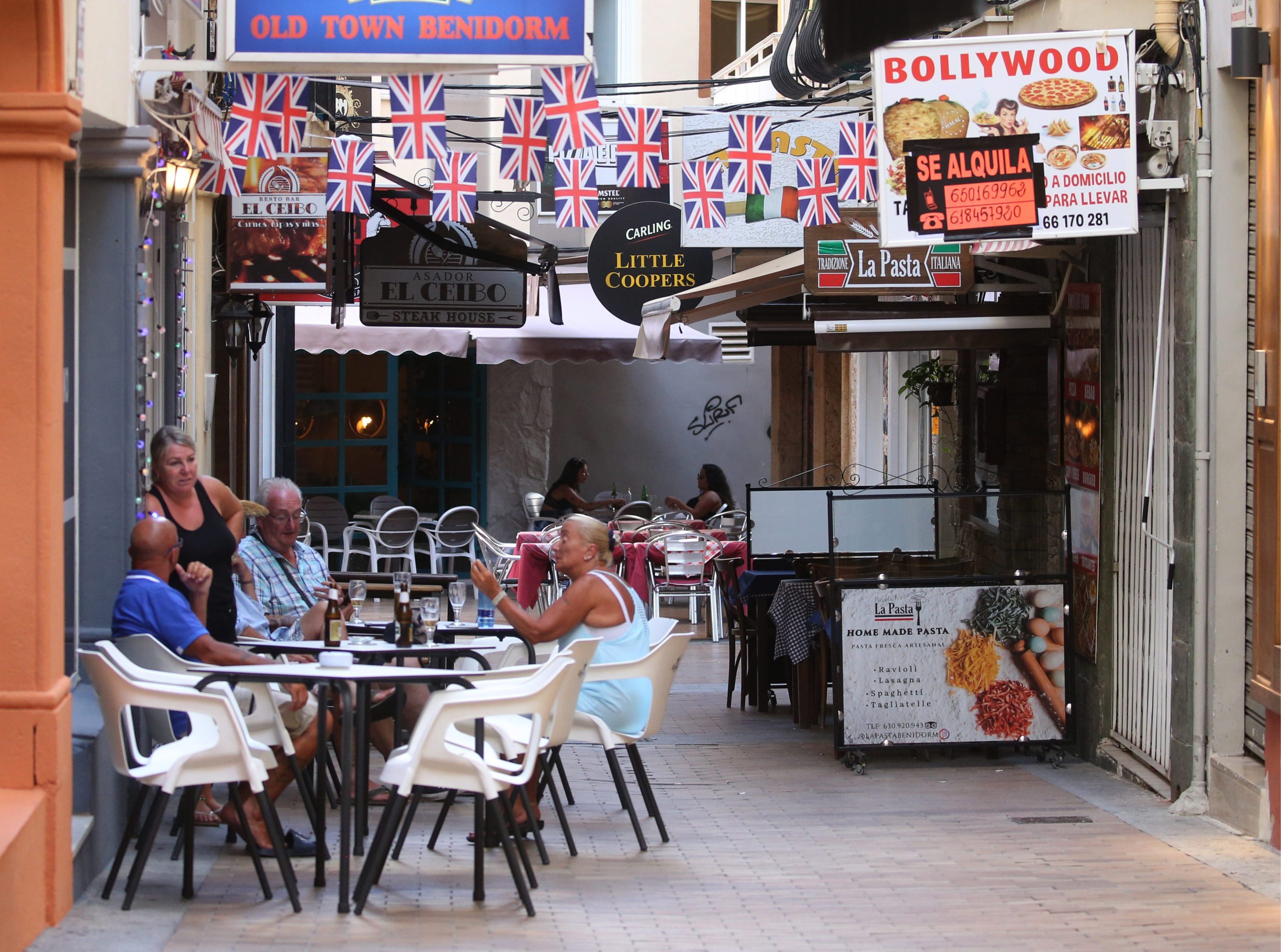 Costa Blanca bar owners in Spain say early closing time is 'nonsense' as young people carry on drinking illegally